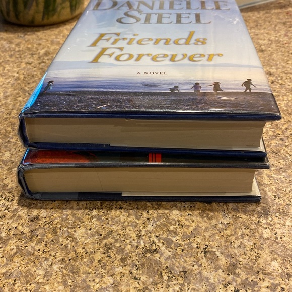 2 Danielle Steel Hardcover Books Forever Friends & Amazing Grace - Picture 5 of 17